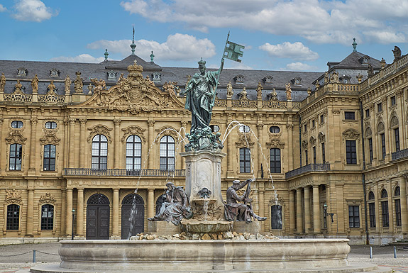 Bild: Fassade der Residenz mit Frankoniabrunnen