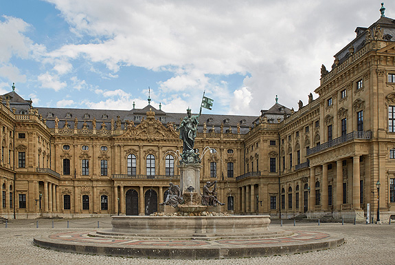 Bild: Fassade der Residenz Würzburg mit Frankoniabrunnen