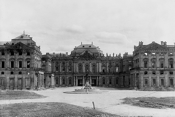 Picture: The war-damaged Würzburg Residence with the first new roofs