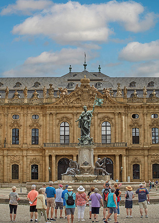 Bild: Residenz Würzburg, Ehrenhof mit Frankoniabrunnen