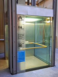 Bild: Aufzug im Vestibül der Residenz