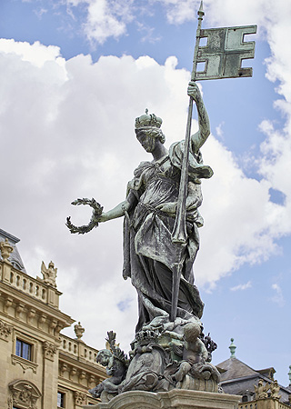 Bild: Figur der Frankonia auf dem Bunnen vor der Residenz